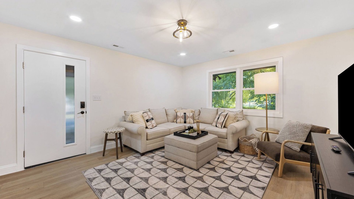 North Charlotte House | {Renovated 2BR in CLT – Where Location, Comfort & Mild Bragging Rights Collide}