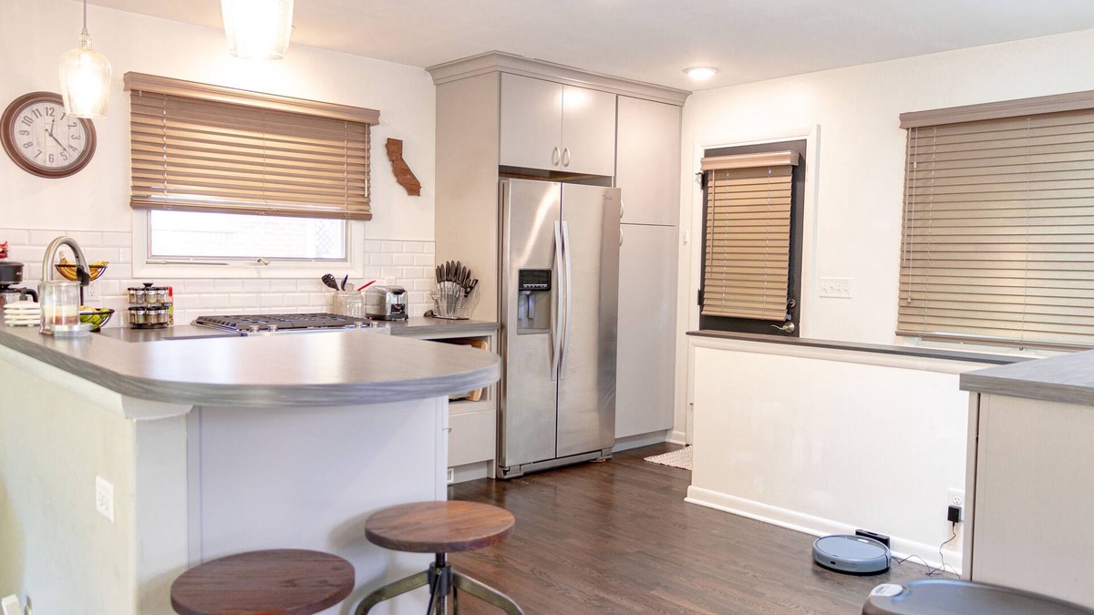 Dicken House | Renovated 3 bed/2.5 bath with fast wifi & 100" projector near the BIG HOUSE!