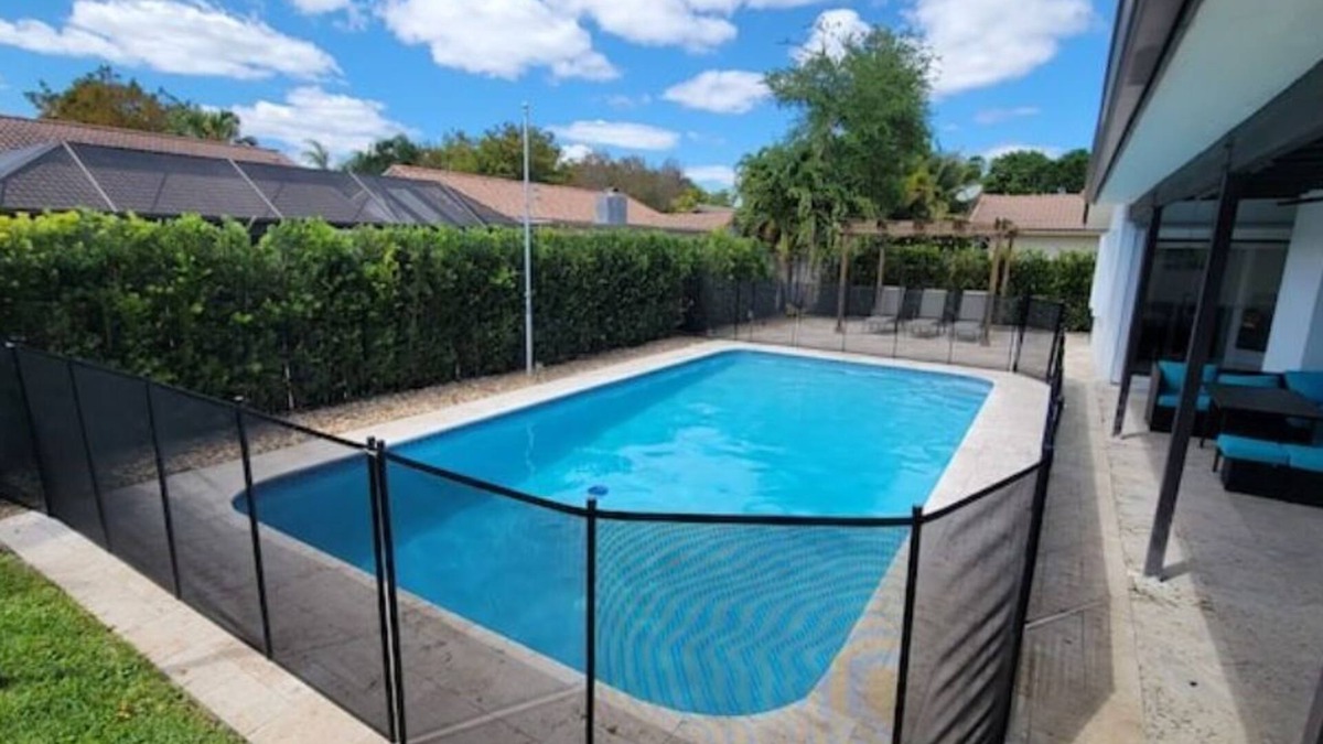 Coral Springs House | Renovated 3 Bedroom +DEN/2 bath Heated POOL House