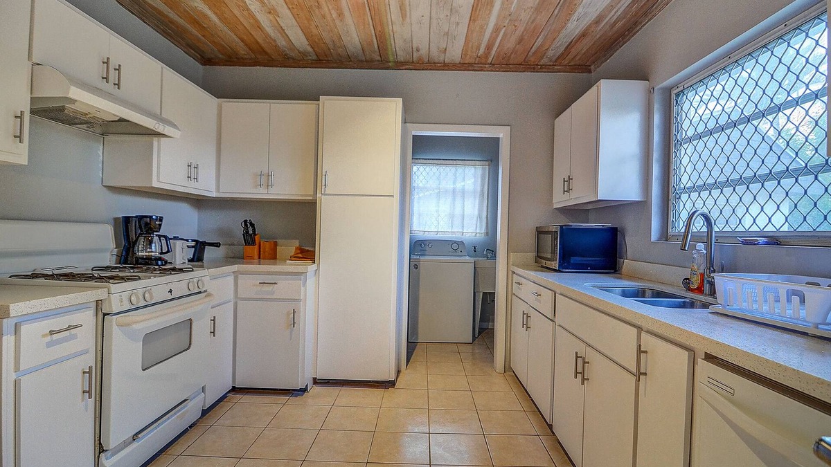 Westward Villas Subdivision House | Renovated 3BR Luxury Home Near to Baha Mar, Restaurants, and More!