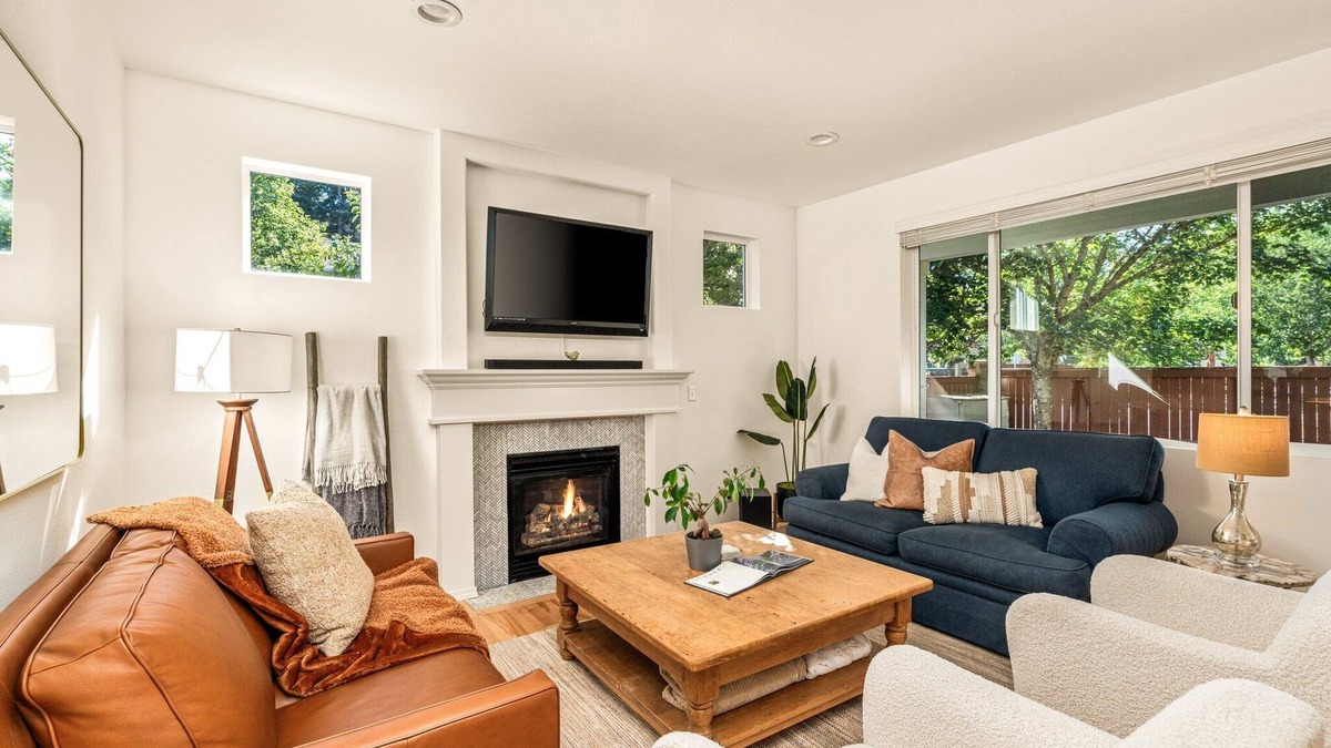 Lacey House | Renovated 3BR Retreat – Ideal for 30+ Day Stay