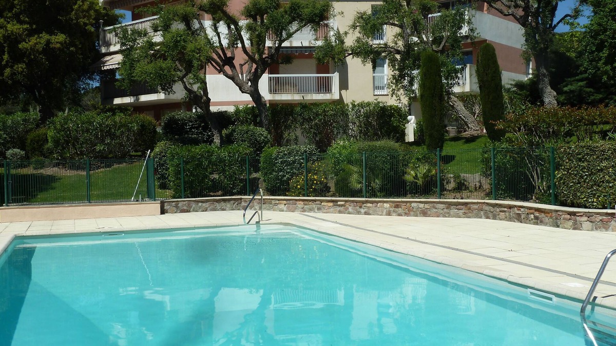 Valescure Apartment | Renovated apartment in Valescure, with pool and golf view, near the sea