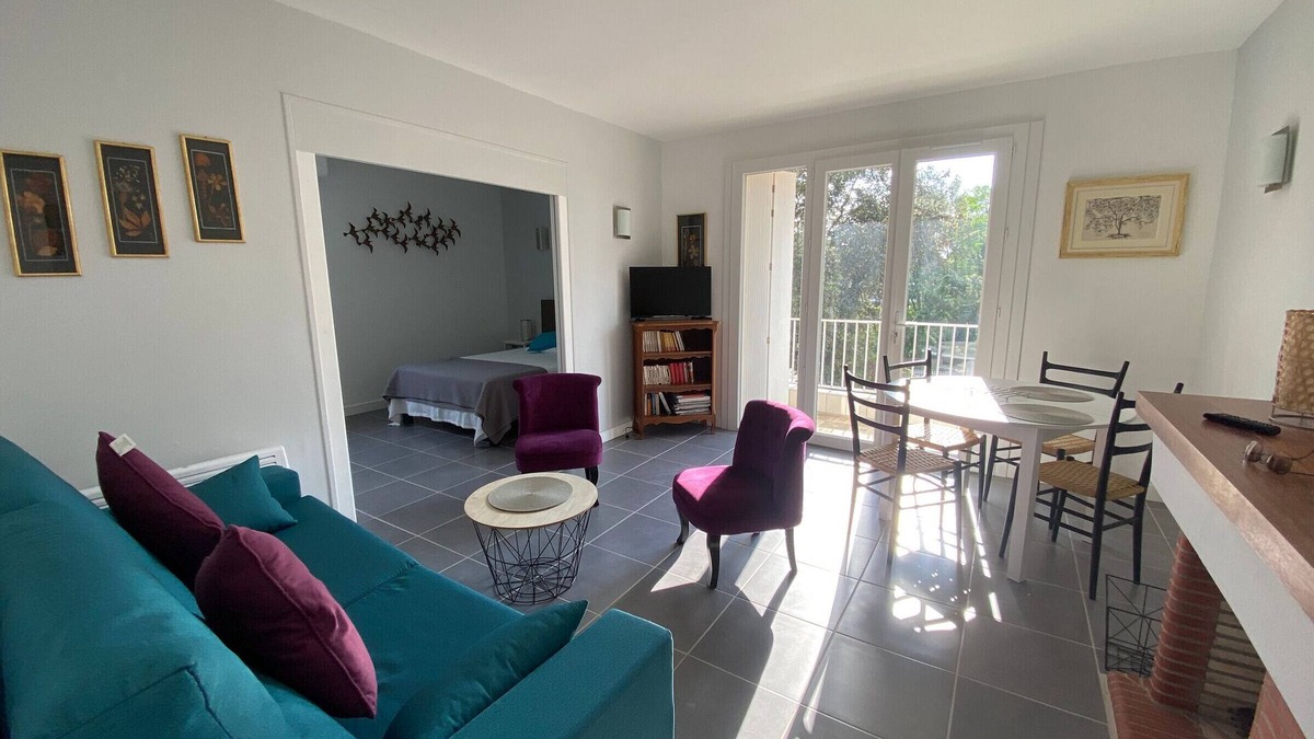 Le Moulleau Apartment | Renovated Apartment in Moulleau: 2 Bedrooms, Balcony, 200m from Beach, Parking Included