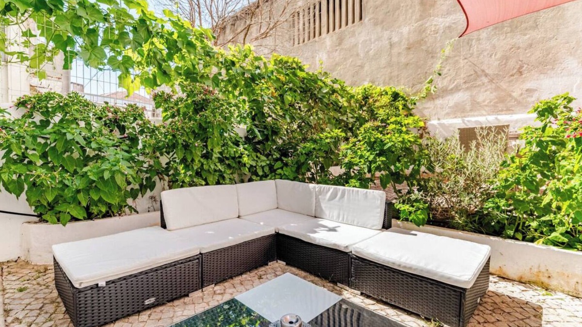 Cova da Piedade Apartment | Renovated apartment with design and cozy private garden