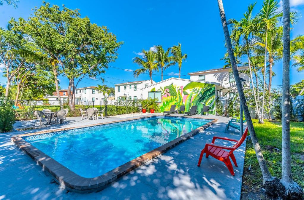 North Miami Apartment | Renovated Apts with Kitchen, Fast WiFi, Smart TV, Roku & Pool Onsite 4 mi to Surfside Beach