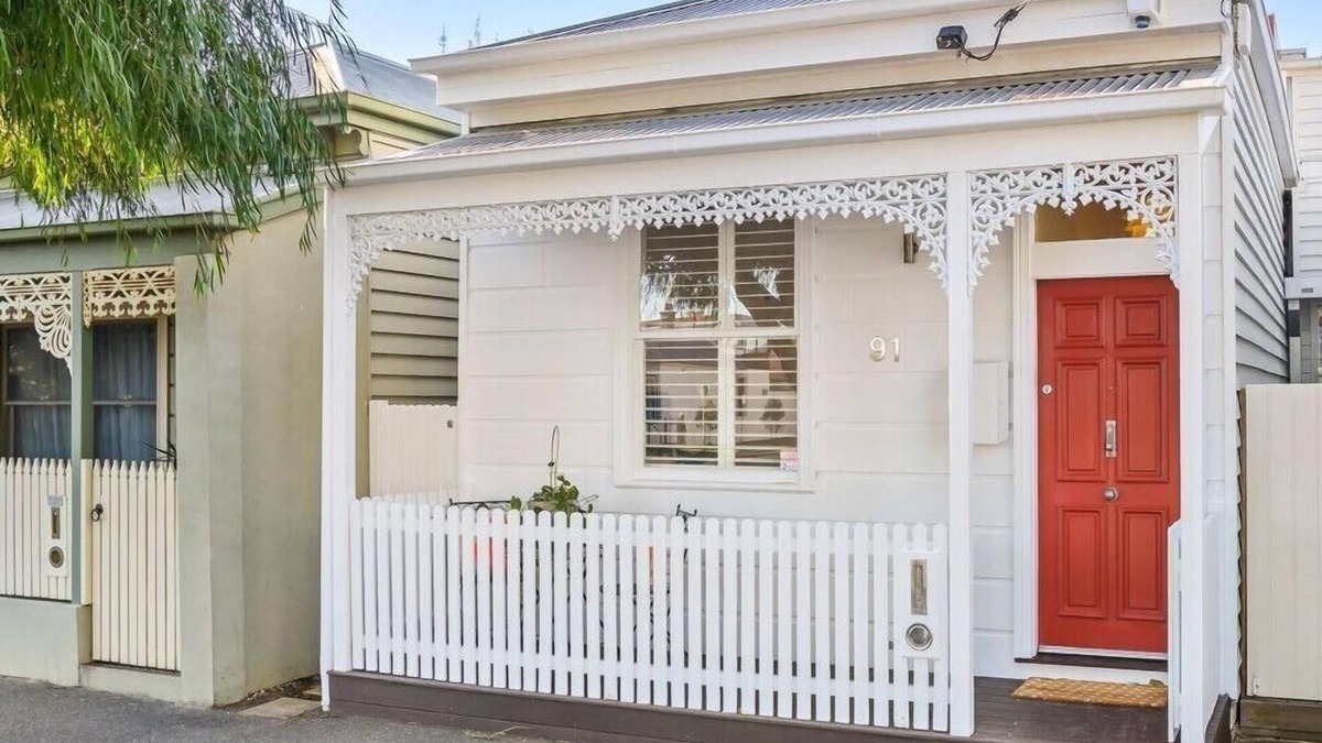 Albert Park Apartment | Renovated Brilliance in Bayside Albert Park