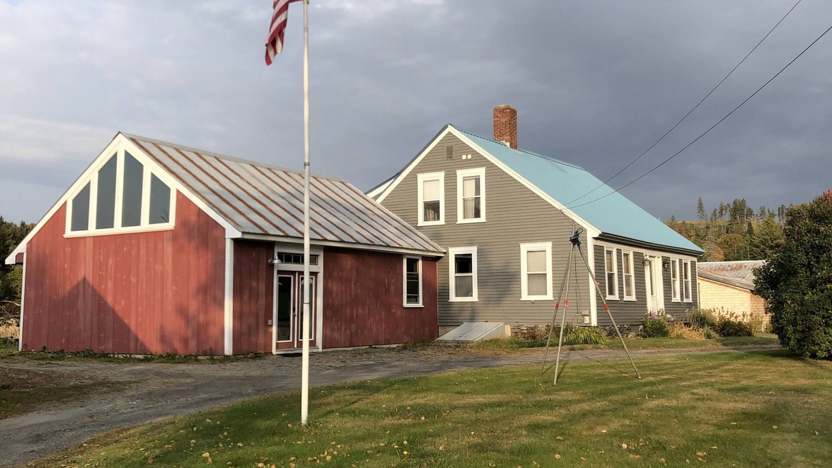Colebrook House | Renovated Barn 1 King Bed Studio and Entertainment Space