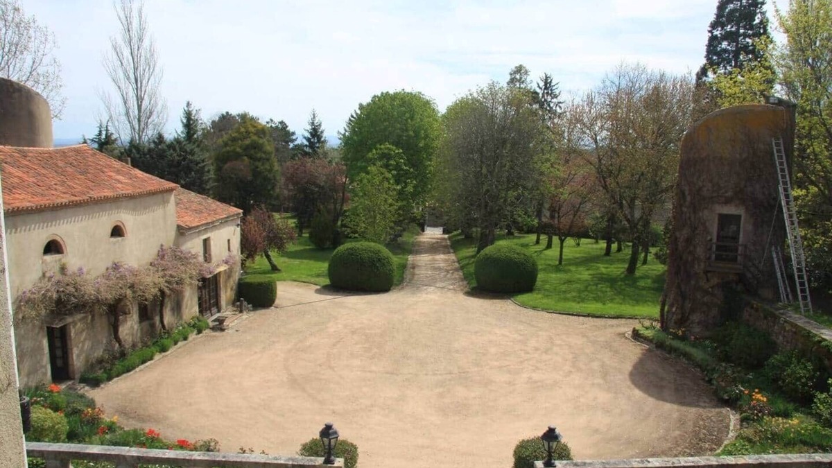 Artonne Villa | Renovated barn of a XV century castle