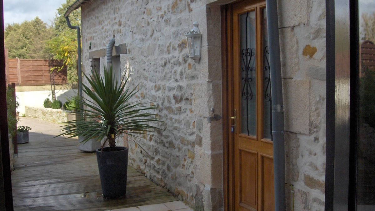 La Trimouille House | Renovated Barn With River Views