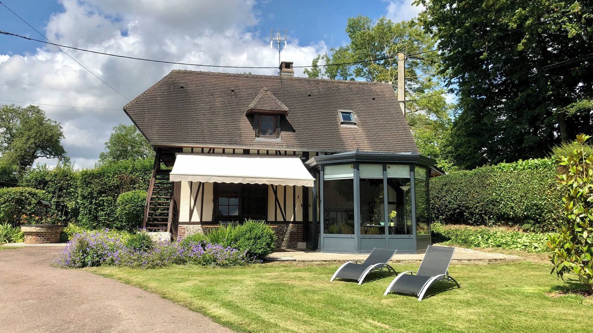 Etreville House | Renovated bread oven in pretty Normandy property