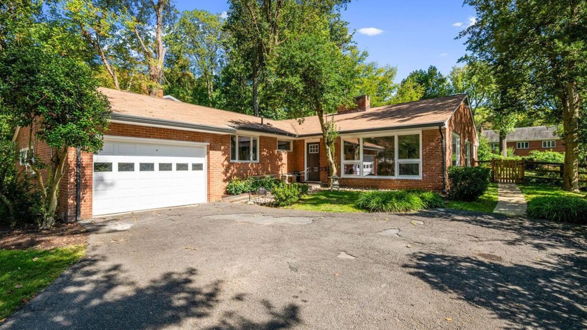 Lake Barcroft House | Renovated Bright Oasis w/Garage and Yard! 20 minutes to DC and Famous Landmarks