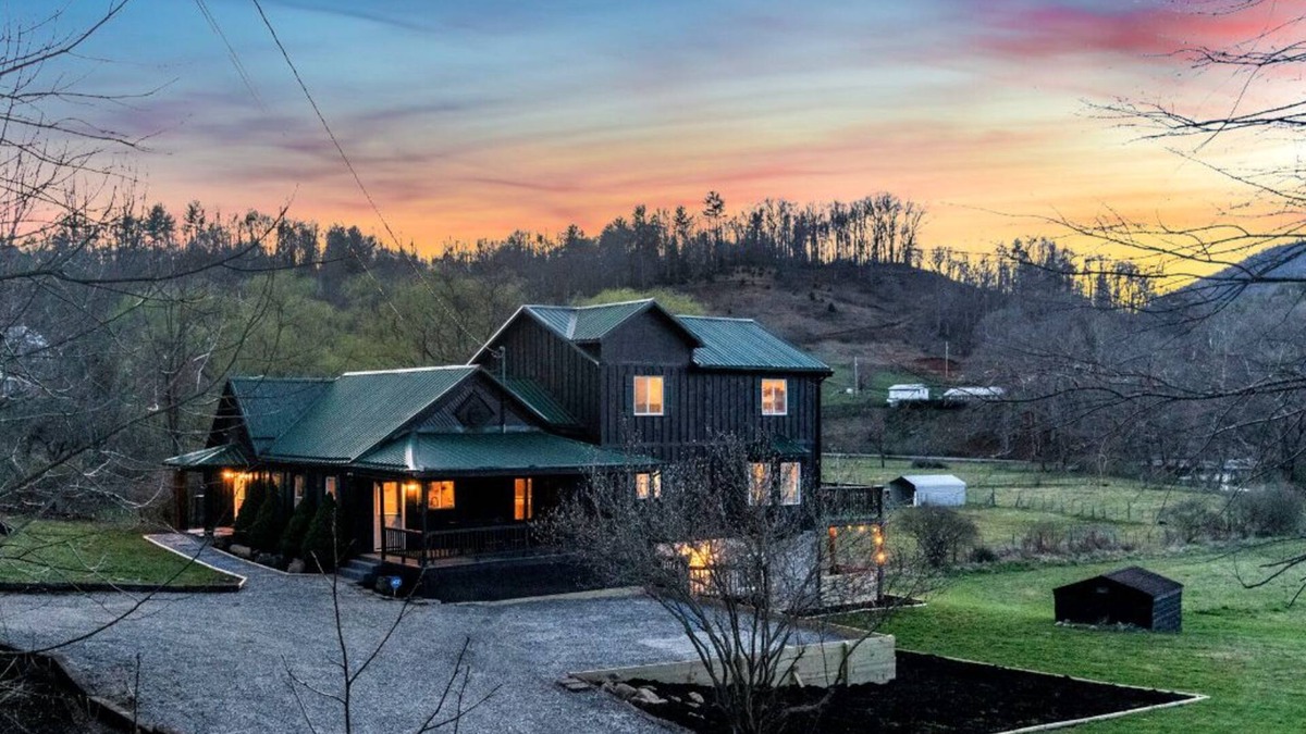 Roan Mountain Cabin | Renovated cabin with Jacuzzi 6 Acres on the river, family-friendly
