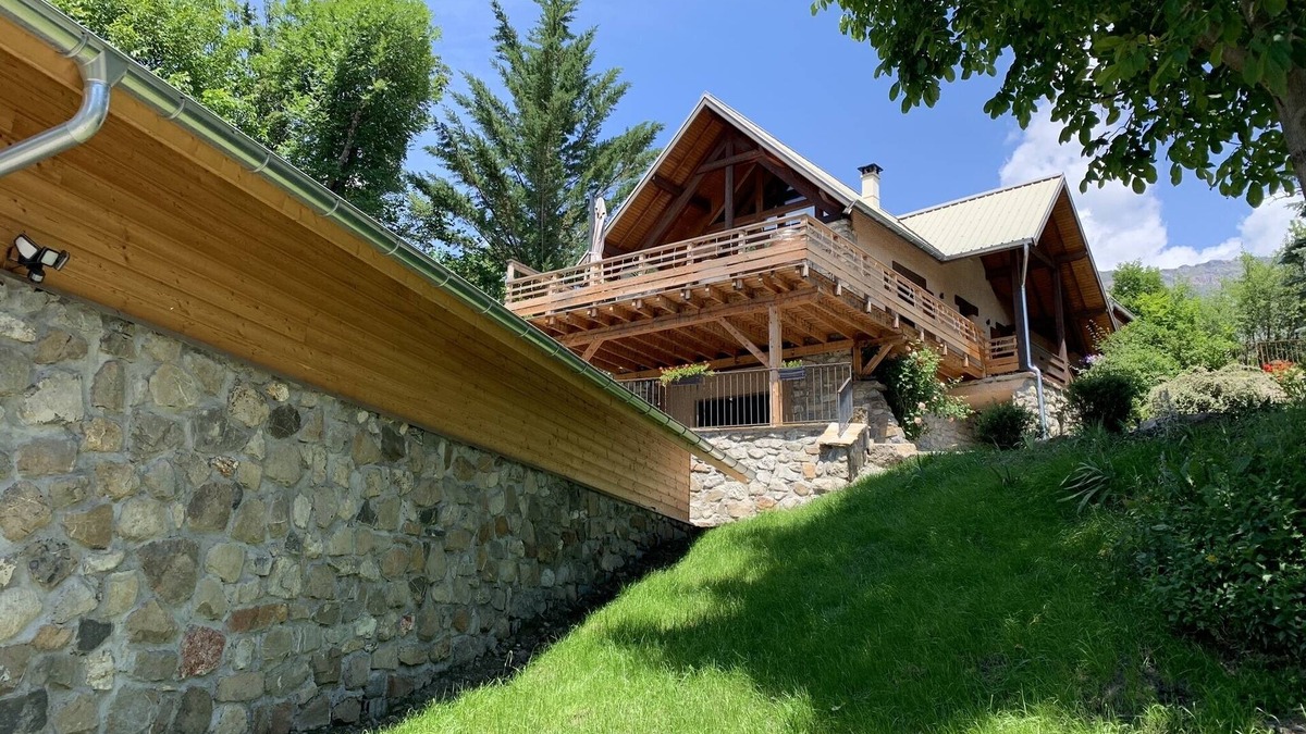 Chorges Ski Chalet | Renovated chalet sleeps 8 on 8000 m² of land, 10 minutes from Lac de Serre-Ponçon