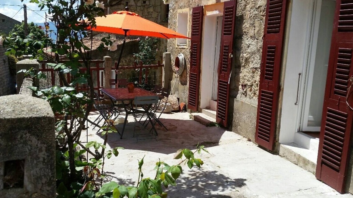 Coggia House | Renovated character house. 10km from the sea.