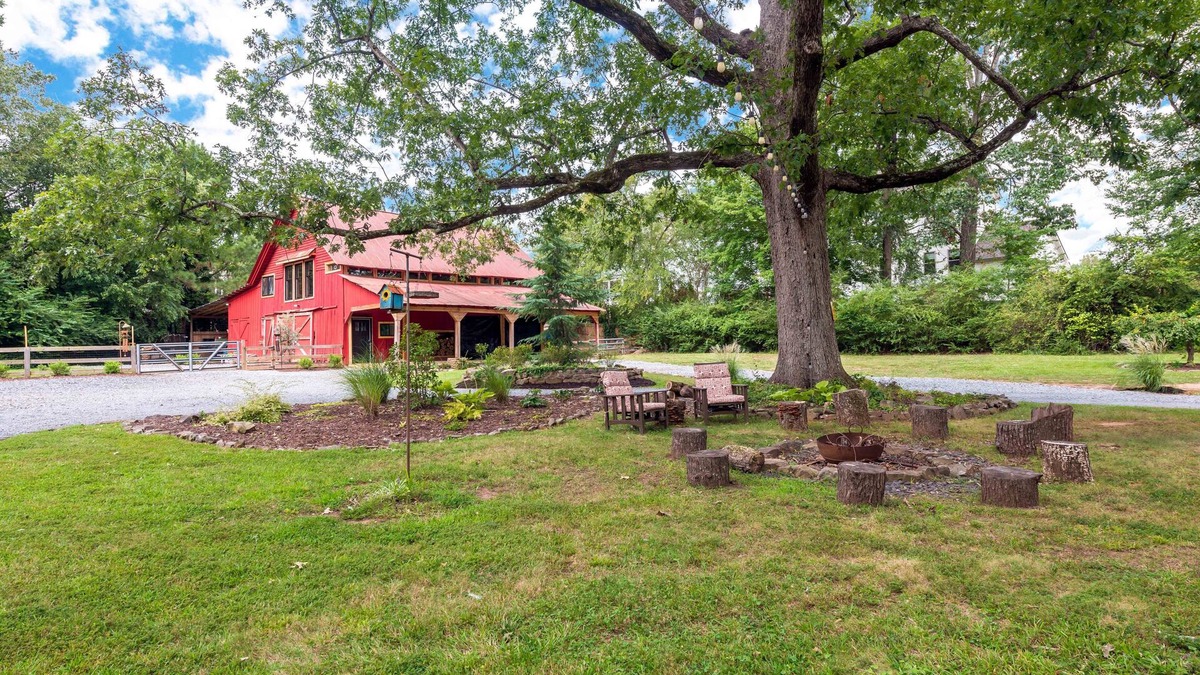 Roswell House | Renovated Charming Barn in Historic Roswell