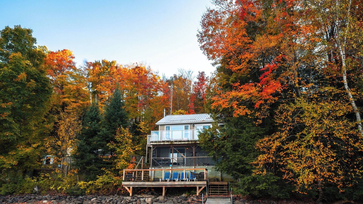 Catchacoma Cottage | Renovated Cottage in the Kawarthas with Hot Tub & Pet Friendly