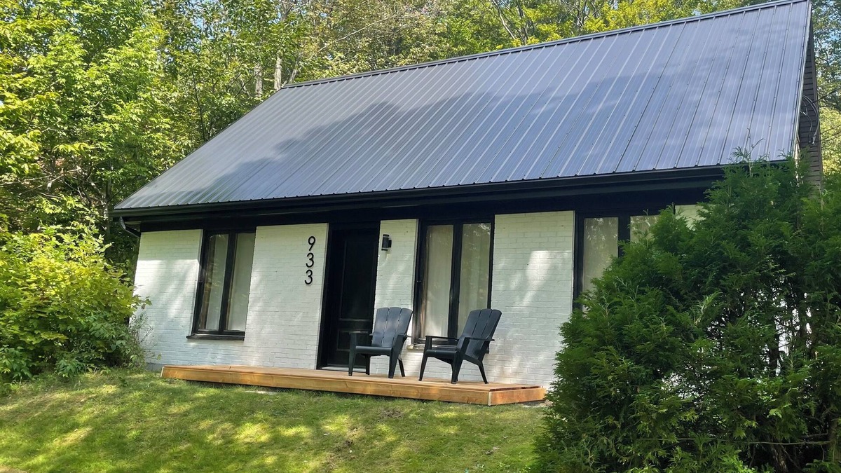 Saint-Pierre-de-l'lle-d'Orleans Ski Chalet | Renovated country home on Île d'Orléans/La Maison Blanche