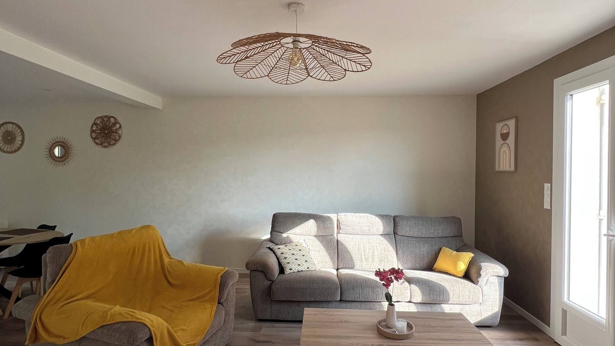 Mescoules House | Renovated country house close to amenities. Pets welcome.