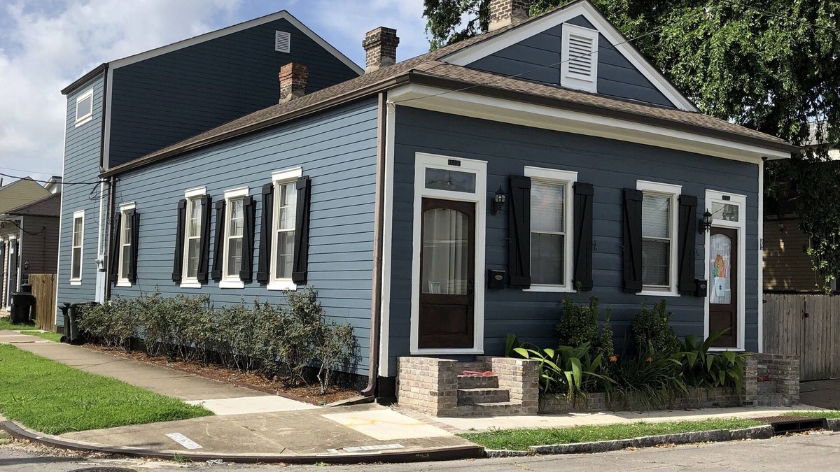 Touro Apartment | Renovated Efficiency steps away from Magazine St