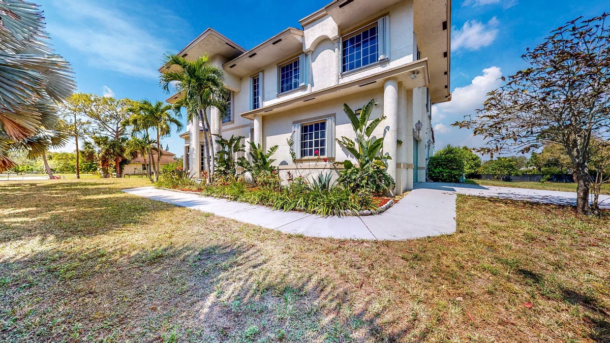 Loxahatchee House | Renovated Elegant Retreat - Fitness Rm - Work desk