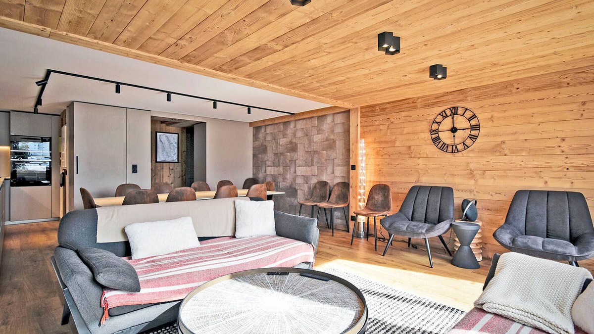 Les Bruyeres Apartment | Renovated family chalet with jacuzzi, ski-in, ski room