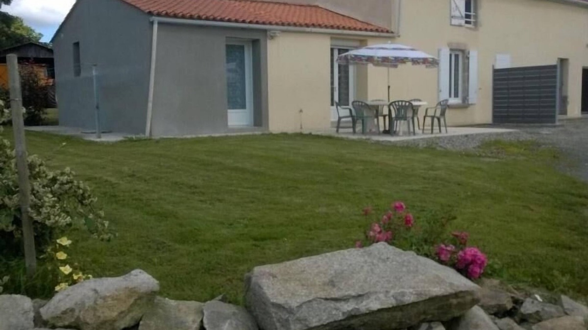 Aubigny-les-Clouzeaux Cottage | Renovated Farmhouse with Garden, Terrace, and Wifi on Active Farm