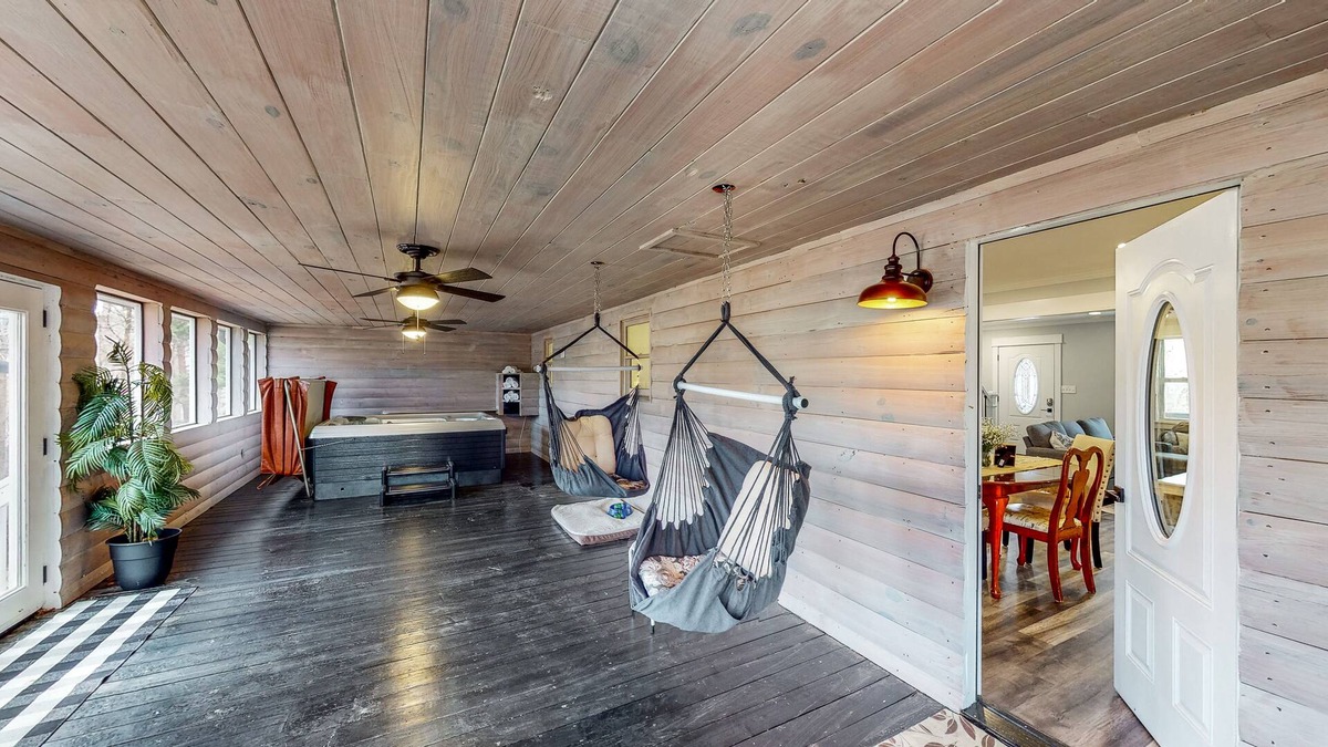 Dallas House | Renovated farmhouse estate with private vineyard & hot tub - dog-friendly