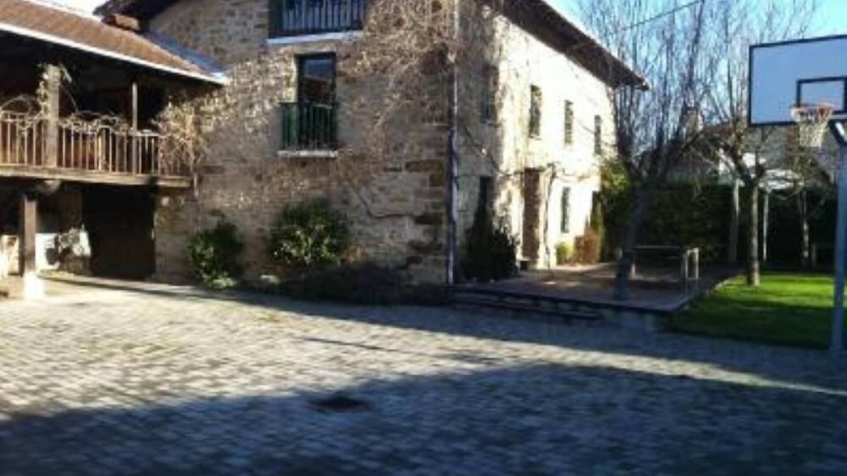 Bitoriano House | Renovated farmhouse with garden