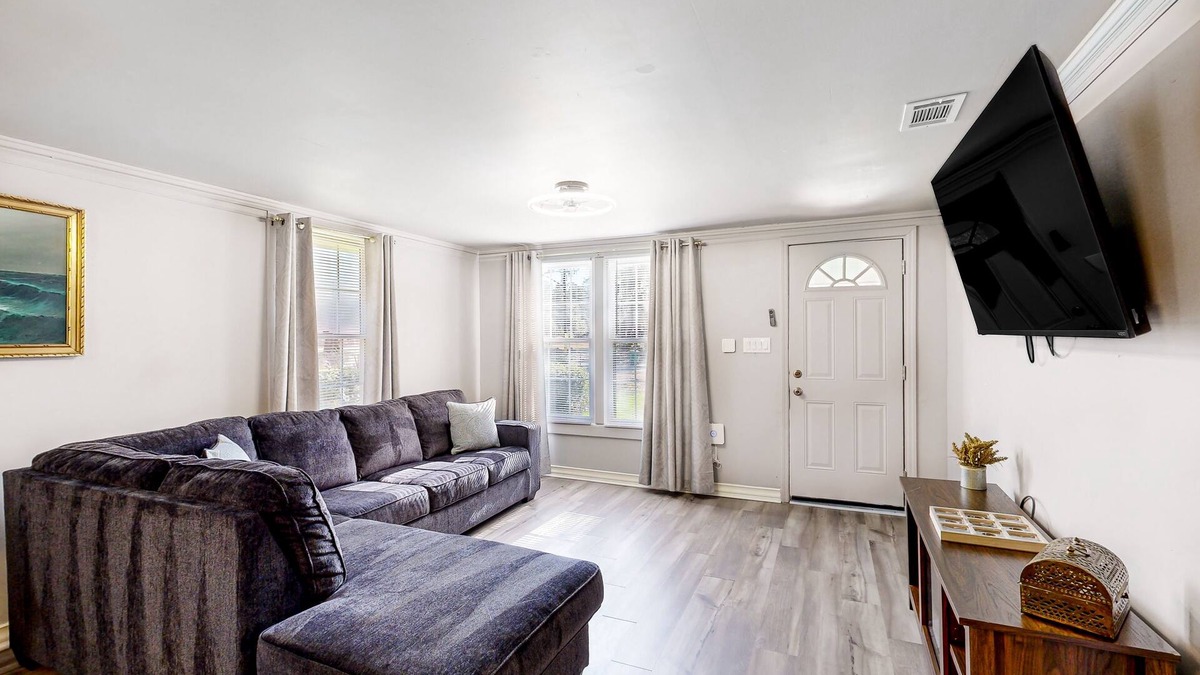 Garden City House | Renovated farmhouse with private pond, streaming, full kitchen, central AC, WiFi