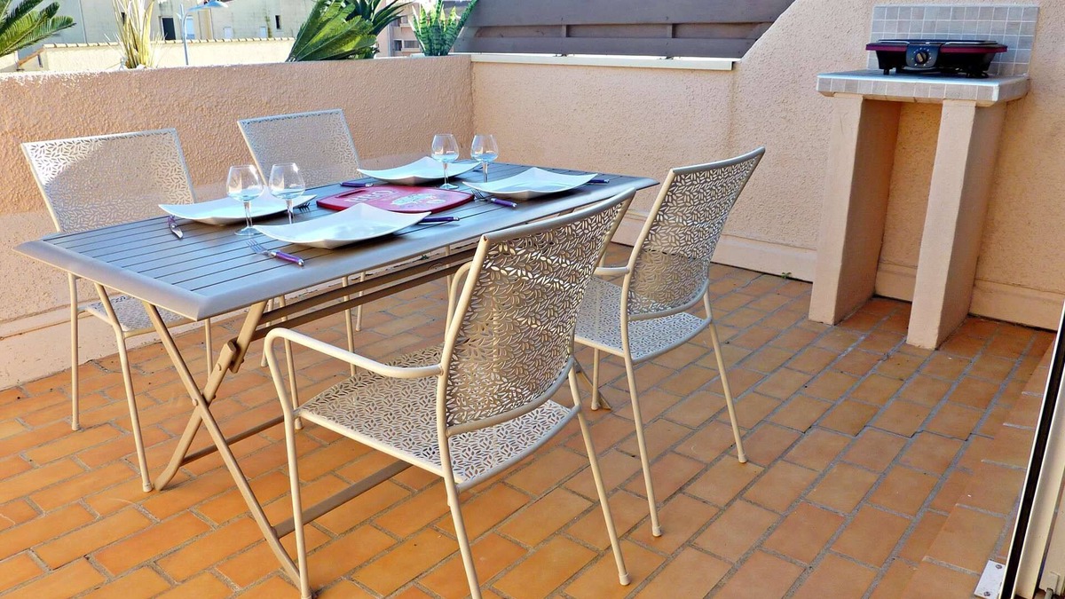 Marseillan Plage Apartment | Renovated flat with air conditioning