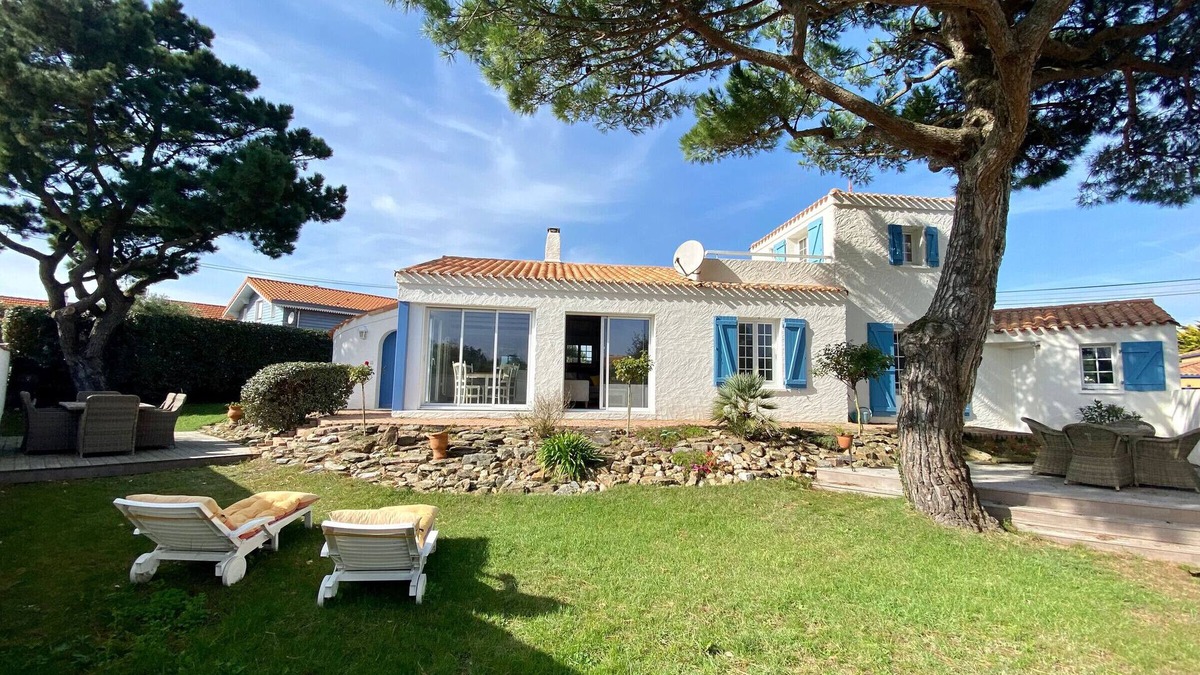 Les Moutiers-en-Retz Cottage | Renovated house with terrace and enclosed garden 30m from the sea, parking, wifi