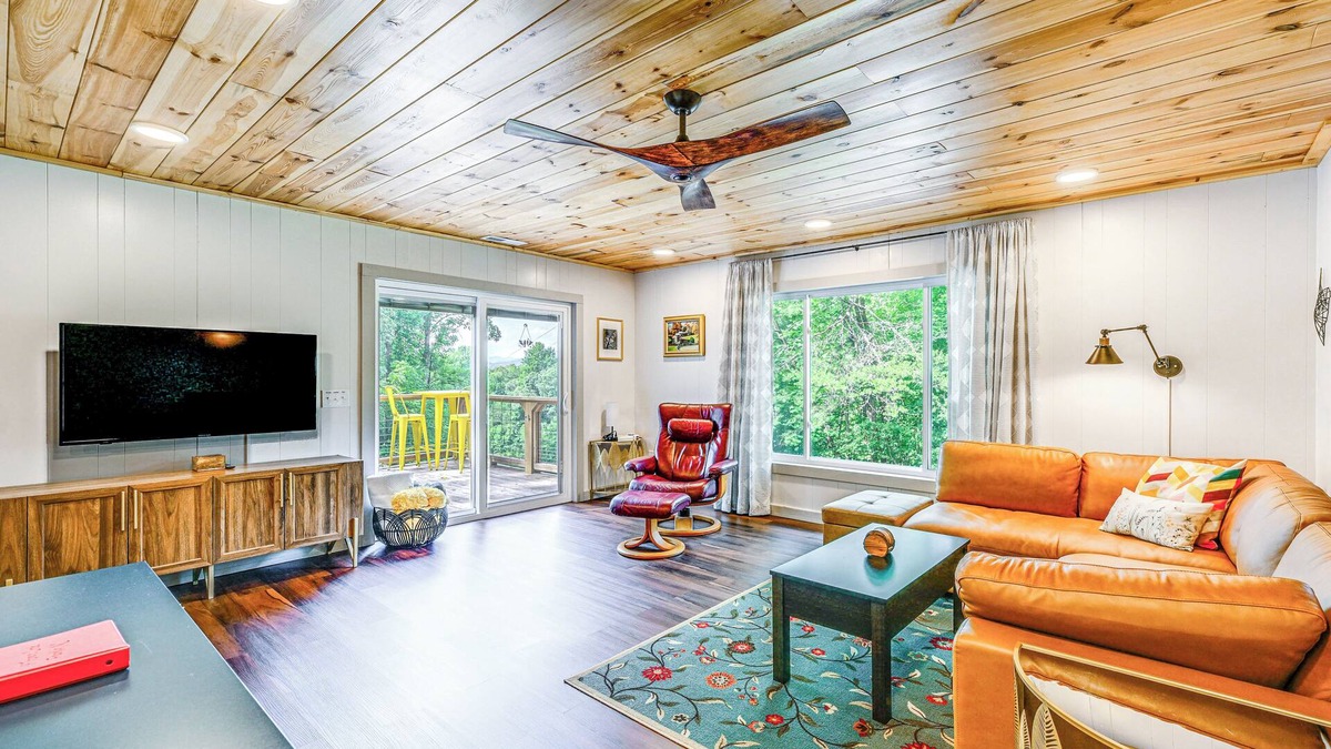 Franklin House | Renovated Franklin Home w/Mountain-View Deck!