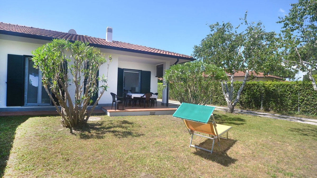 Lido delle Nazioni House | Renovated ground-floor villa with garden on 3 sides in rich green area