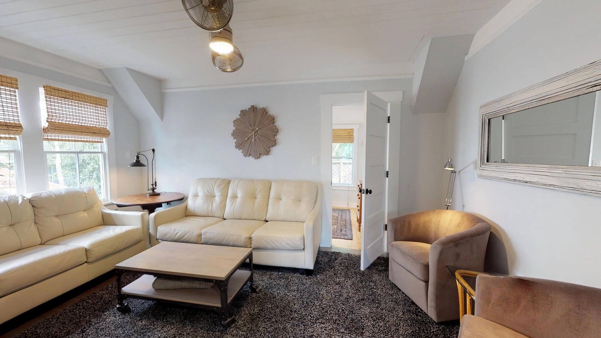 Downtown Historic District House | 💲Renovated Guesthouse💲4 KING Bedrooms - Downtown 2 Block Stroll- Beach Only 3 Miles