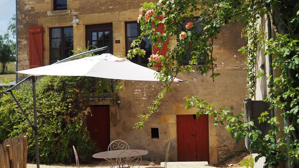 Cuncy-les-Varzy Cottage | Renovated historic farmhouse - cozy terrace, many excursion destinations