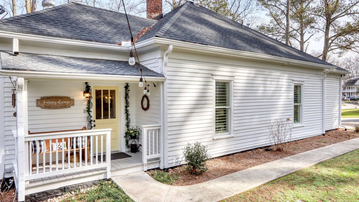 Ball Ground House | Renovated Historic 1910 Home 2 Min.Walk to Downtown Ball Ground & Wedding Venues