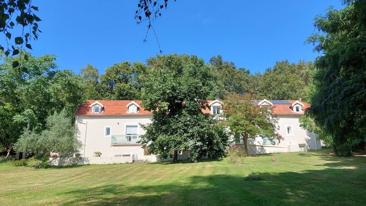 Cheffois Cottage | Renovated house near Rocher de Cheffois with Wifi