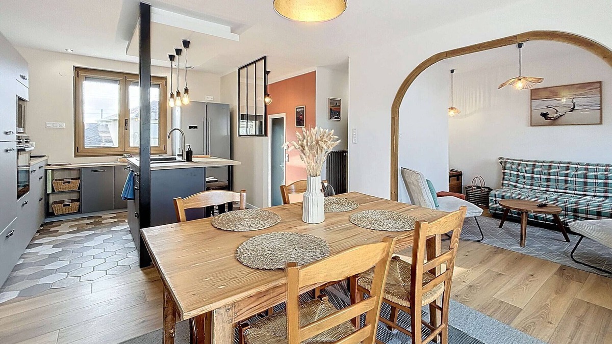 Granville House | Renovated house with garden, garage, parking and free WiFi