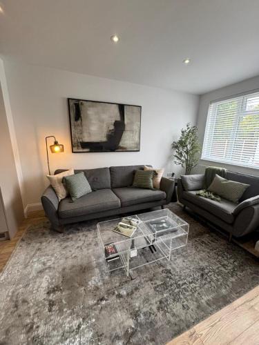 Friern Barnet Apartment | Renovated London Flat, 2BR, Wi-Fi & Free Parking