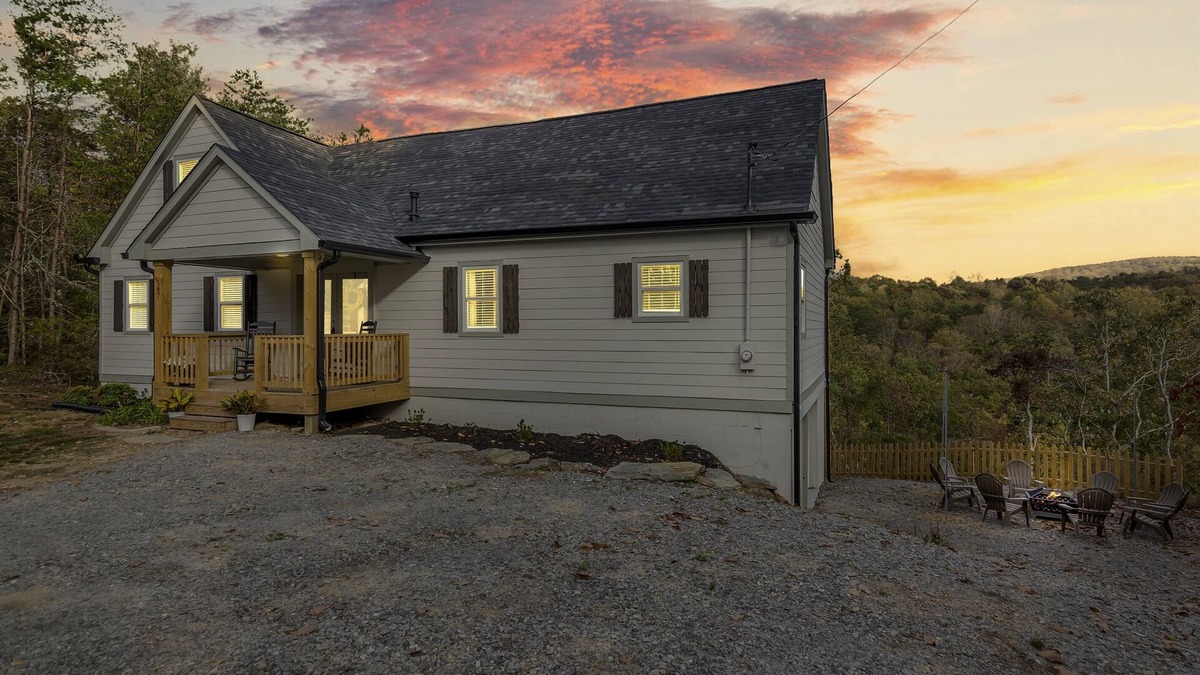 Jasper Cabin | Renovated + Mtn Views + Hot tub + Fire Pit + Pet Friendly