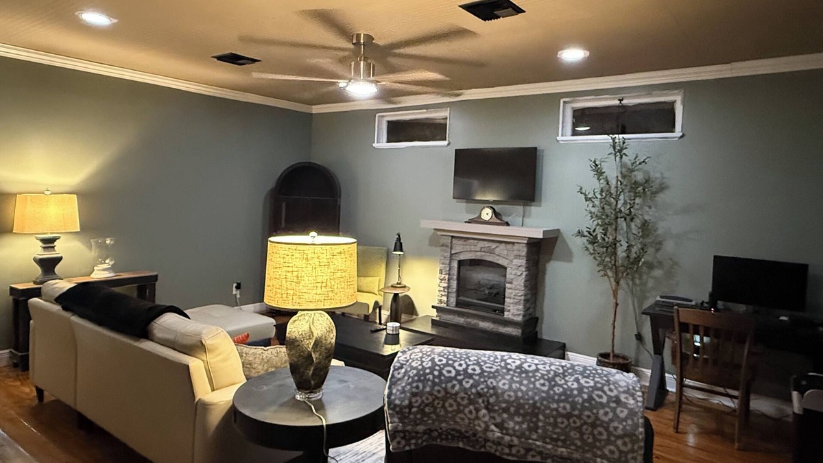 Lafayette House | Renovated & Newly Refined~ w/Front porch & w/Back deck charm~ Scott/Lafayette