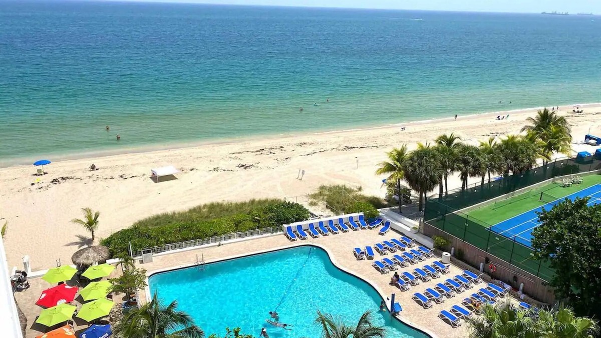 Barrier Island Apartment | Renovated Oceanfront Condo at Ocean Manor:Private Beach,Tiki Bar,Fort Lauderdale