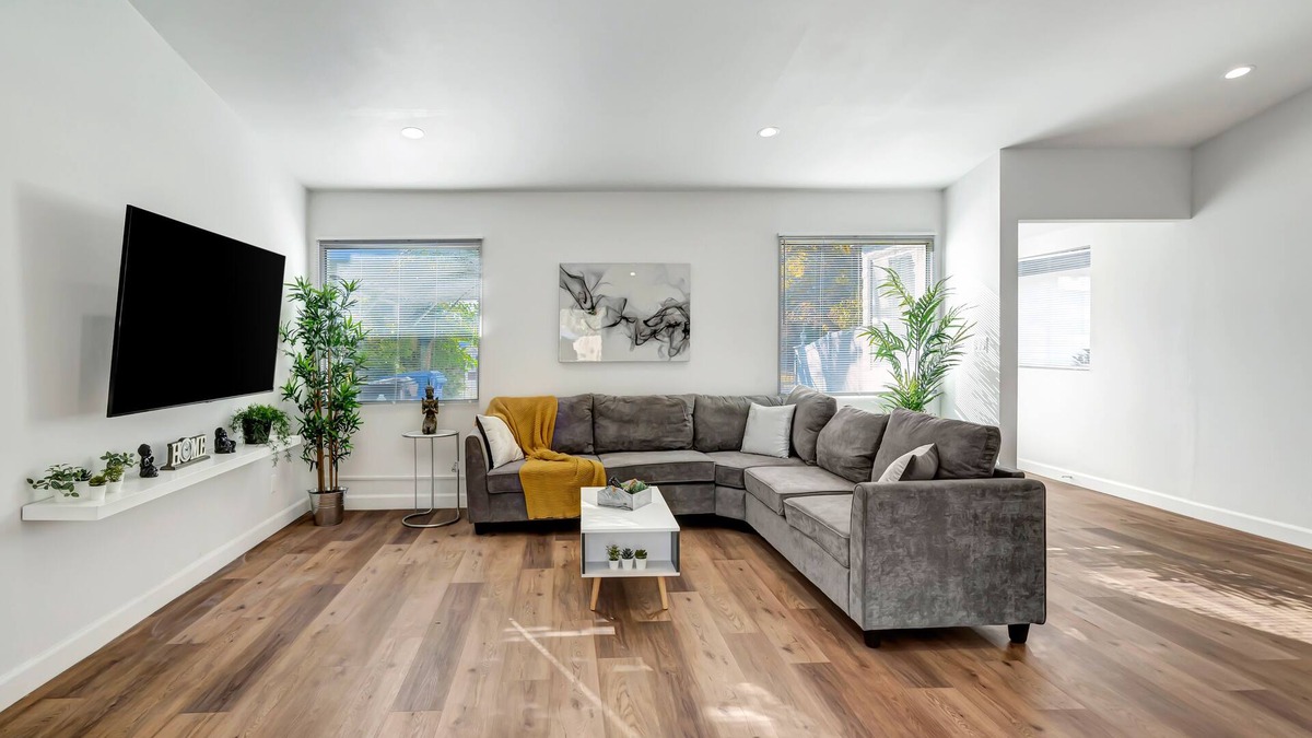 West Hills House | Renovated Pet-Friendly House W/Beautiful Backyard & Jacuzzi, Near W.H. Hospital