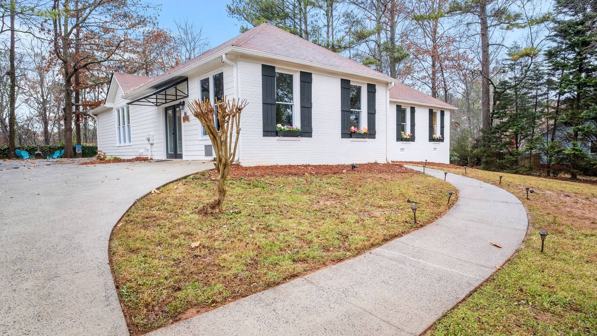 Woodstock House | Renovated Ranch Home. Pet Friendly, Game Room, Fire Pit, Grill, Covered Porch