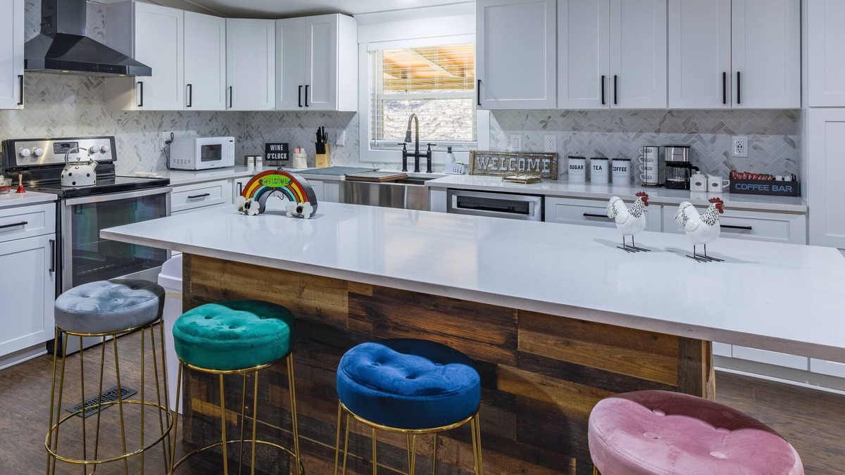Ellijay Cabin | Renovated Remote Cabin w/Chef's KT! Family Friendly- King Bd -10Mi to DT Ellijay