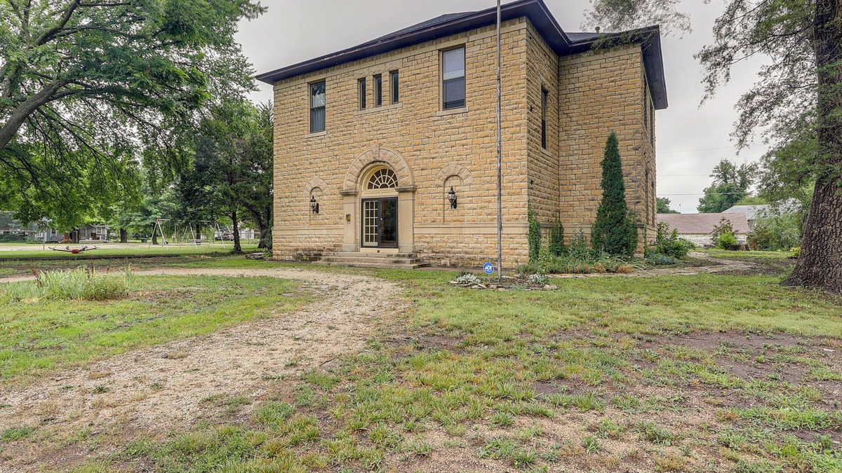 Florence House | Renovated Schoolhouse w/Piano & Private Deck!