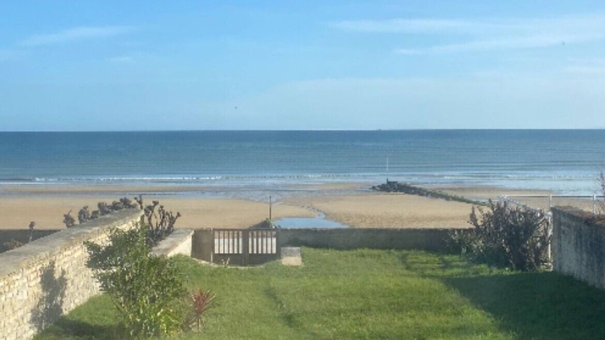 Lion-sur-Mer House | Renovated seafront villa 2025 - direct beach access & shops 5 min walk away