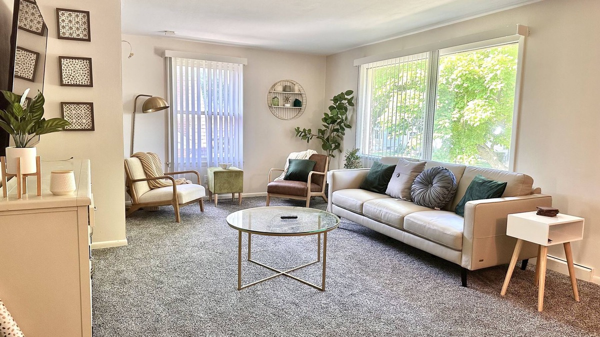 Milwaukee Apartment | Renovated, Spacious & Cozy 2BR Upper Unit in the Heart of Milwaukee