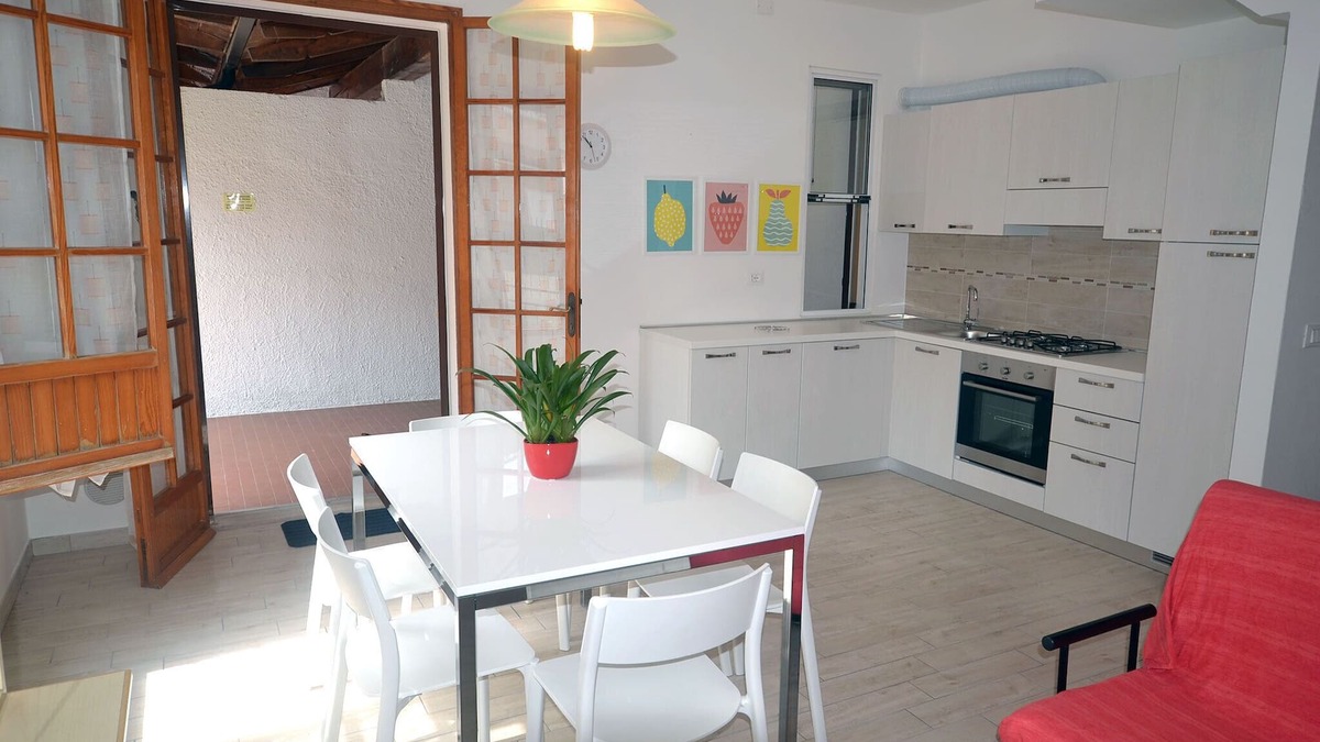Lido delle Nazioni House | Renovated terraced house with garden and convenient parking space for services