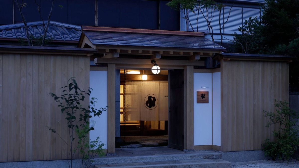 Kuwana House | Renovated the main house of Maruyo Lumber, which is over 70 years old. Located in Funama-cho, Kuwana City, the site of the "Shichiri-no-watashi" ferry, the inn is a private house with antiques and artwork that blends the old and the new.